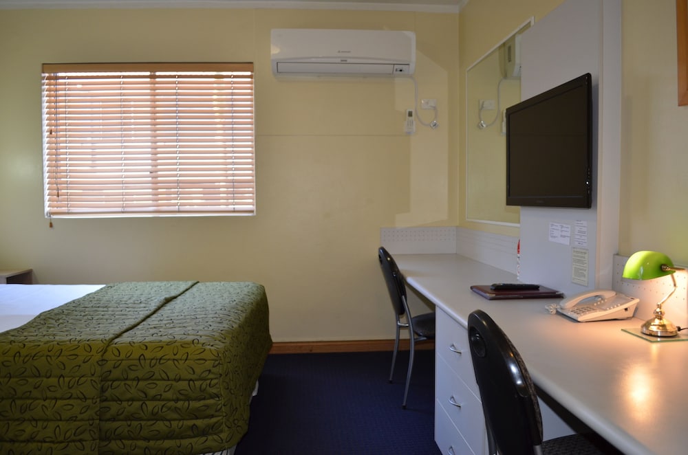 AIRPORT MOTEL 31/63