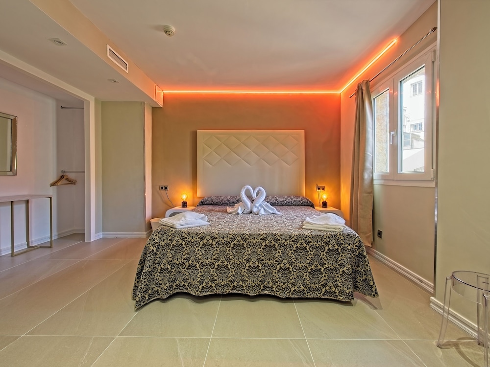 SUITE, QUEEN BED, SOFA, JETTED TUB