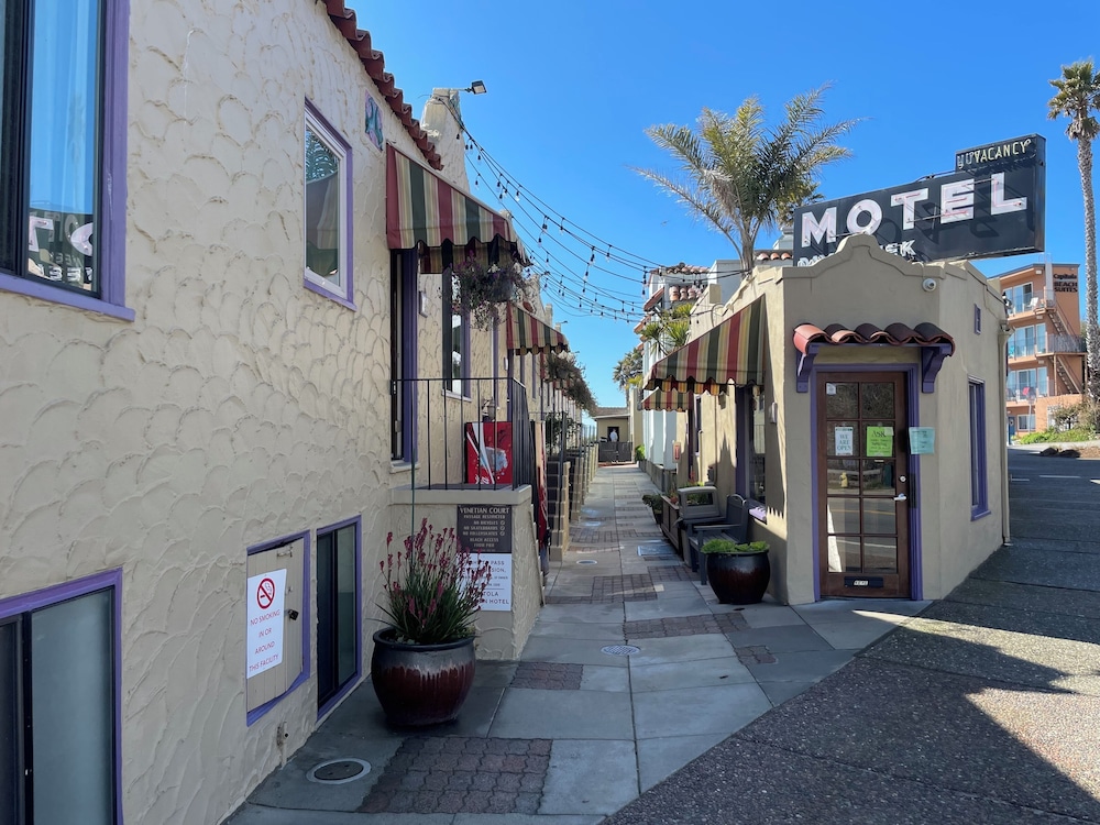 Capitola Venetian Hotel 52/60