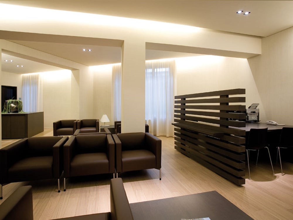 Hotel Ovest 25/34