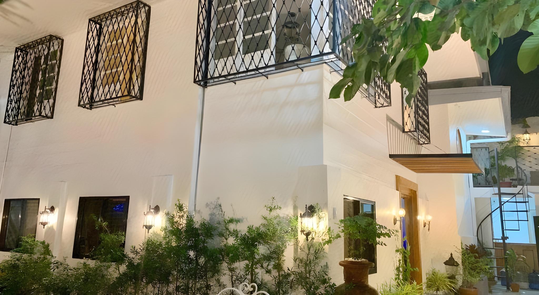 Courtyard Hotel 1/40