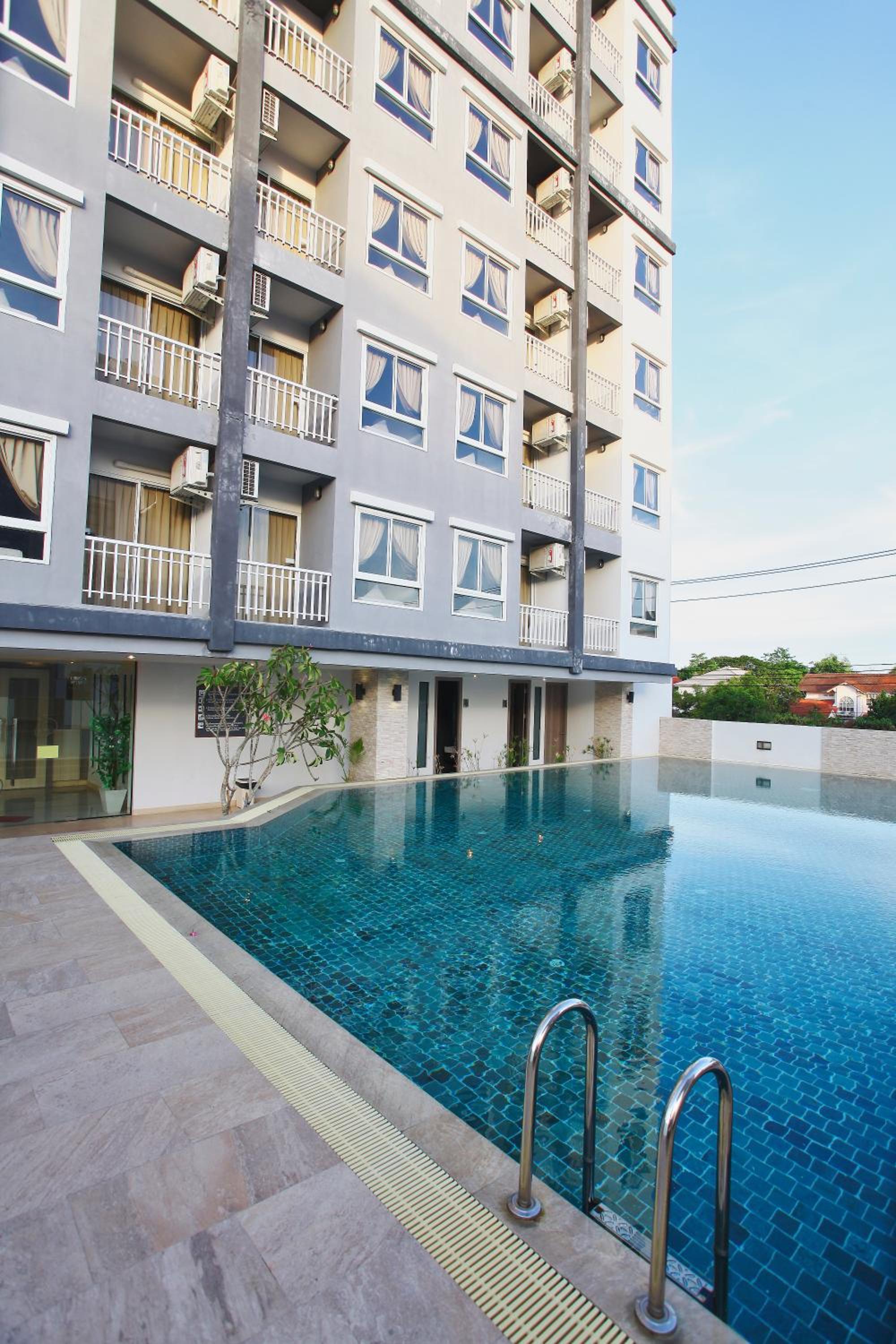 Leenova Hotel 7/50
