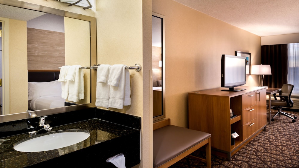 Holiday Inn Hotel Suites Warren 41/53