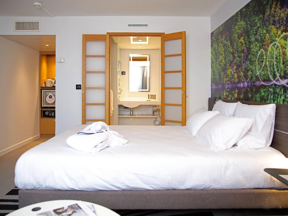 EXECUTIVE, DOUBLE BED, SOFA