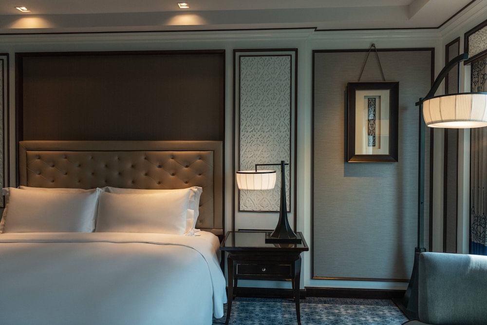 Royal, Double Bed, THE ATHENEE HOTEL, A LUXURY COLLECTION HOTEL BANGKOK 3/6