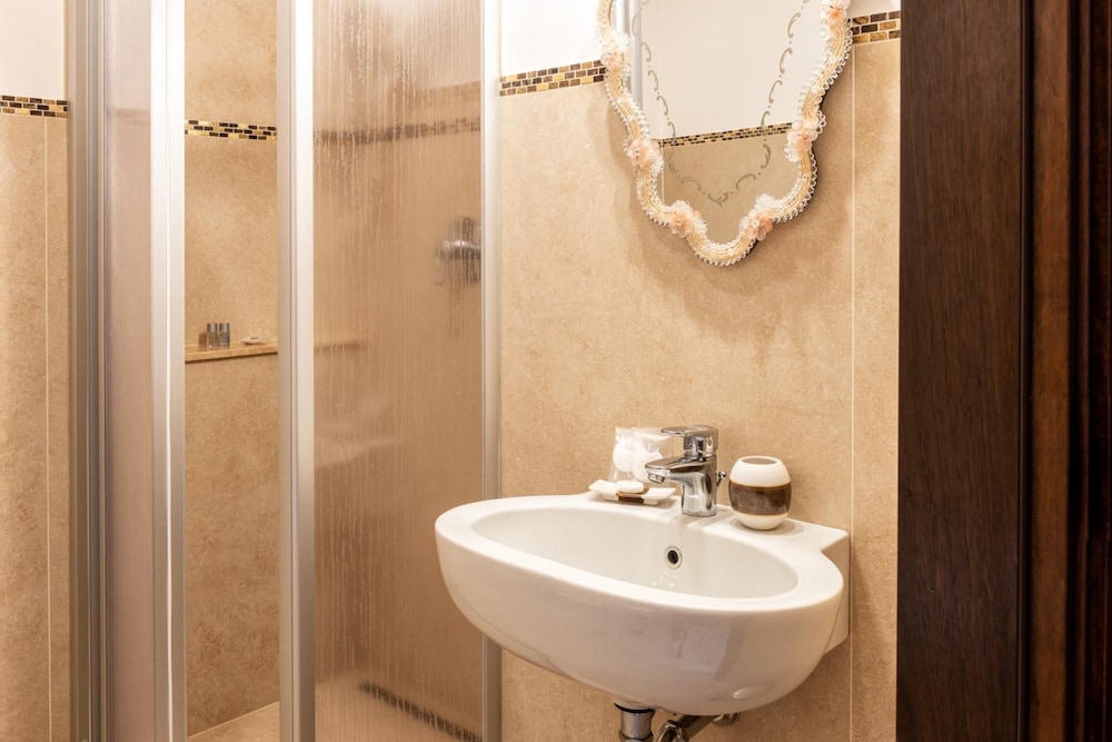 Luxury Venetian Rooms 33/39