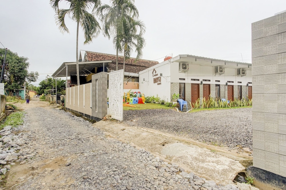 OYO 90124 Oemah Ratu Hostel Syariah 21/28