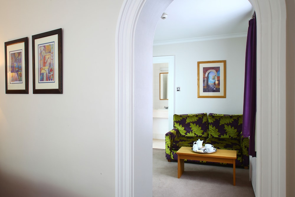 Chequers Hotel 39/58