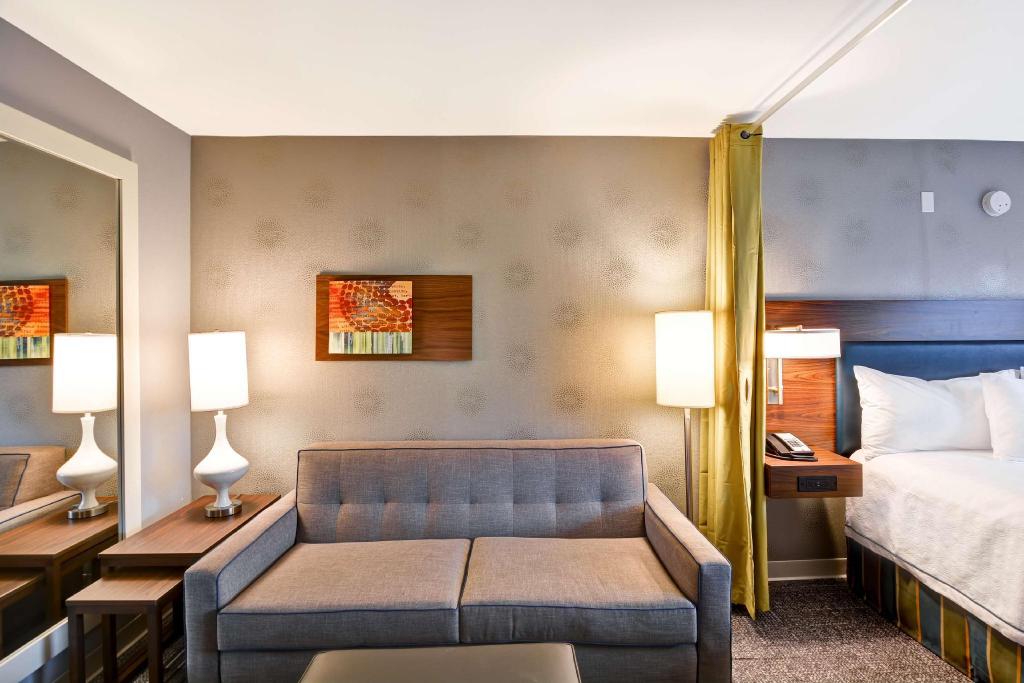 غرفة بسرير كينج مع أريكة لذوي الإعاقة، Home2 Suites By Hilton Miramar Ft Lauderdale 3/8