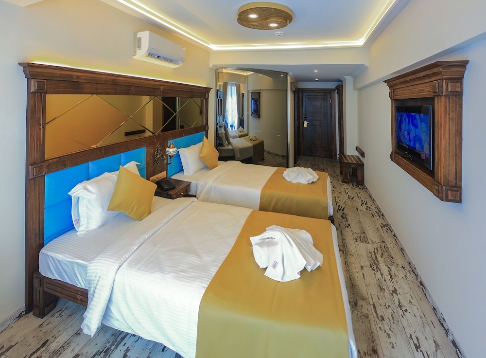 Reis Royal Hotel 32/80