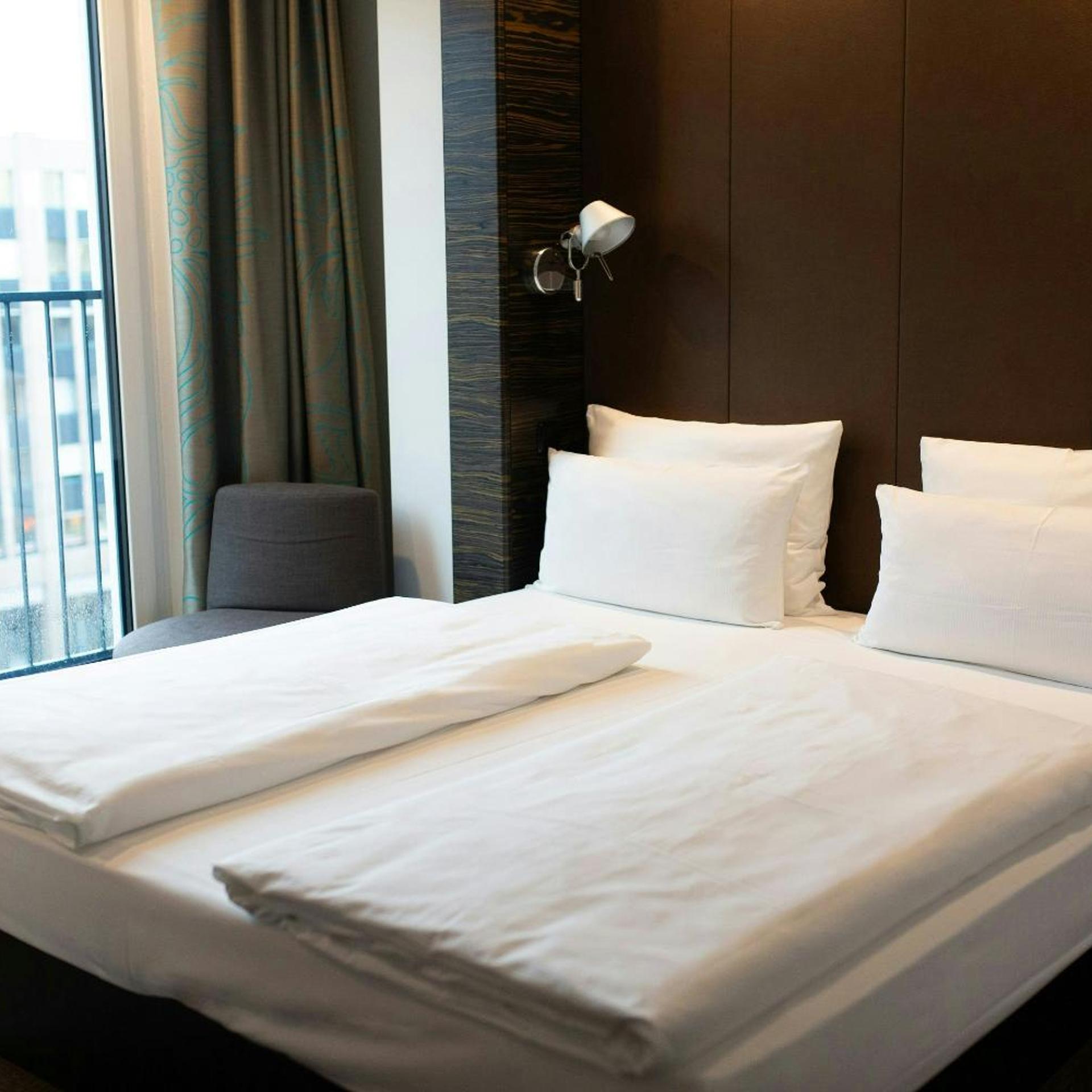 غرفة بسرير كوين، Hotel Motel One Dusseldorf-Hauptbahnhof 4/7