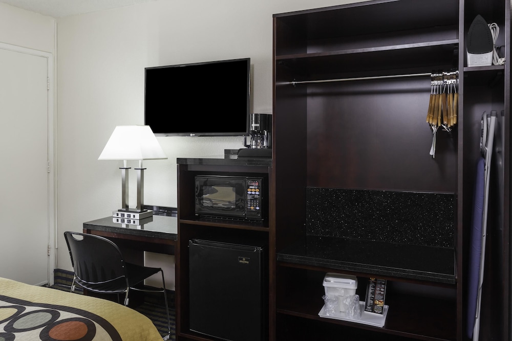 Super 8 by Wyndham San Diego Hotel Circle 36/58