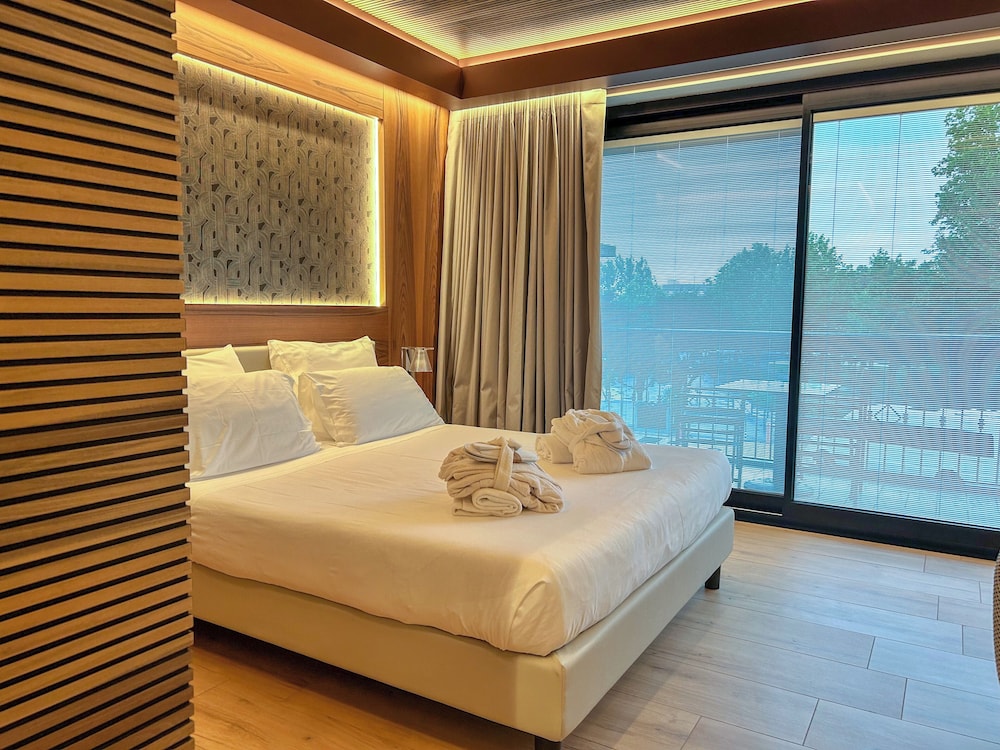 EXECUTIVE, DOUBLE BED, BALCONY