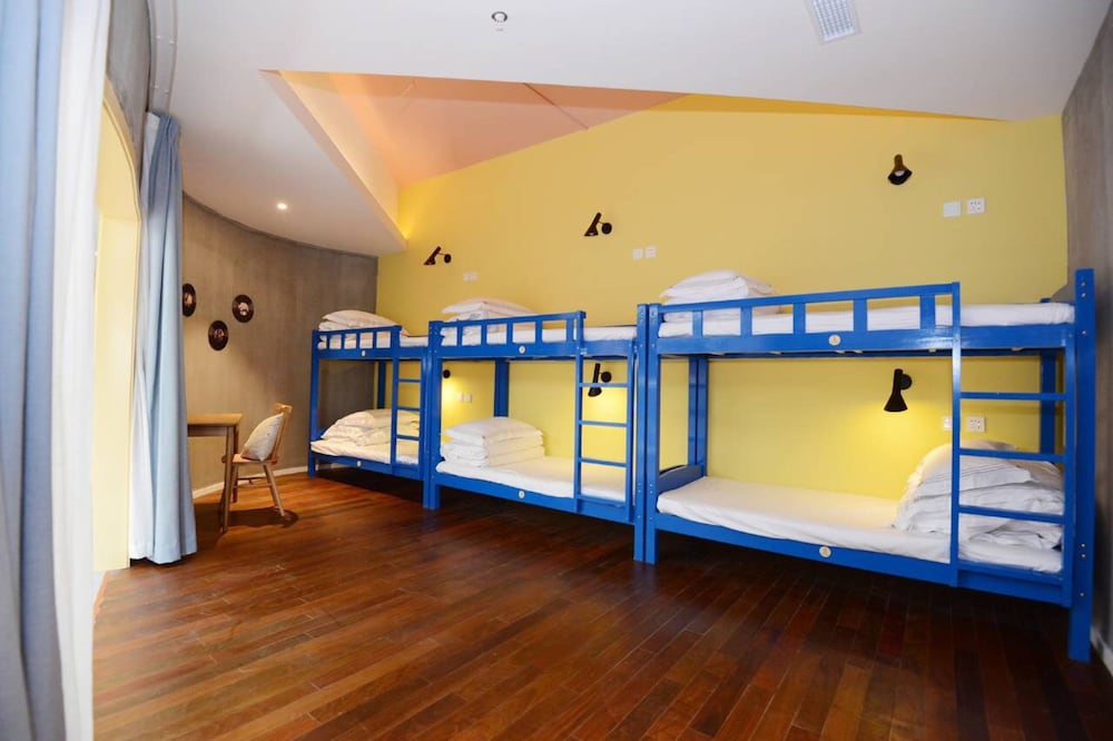 J Trip Youth Hostel 25/37