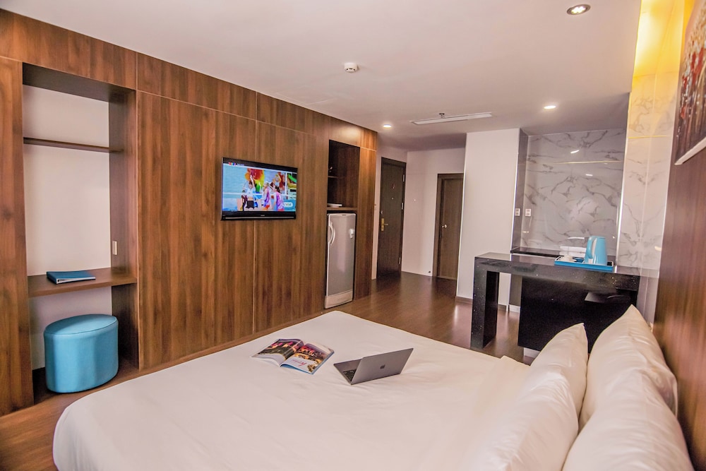 Grand, King Bed, River View