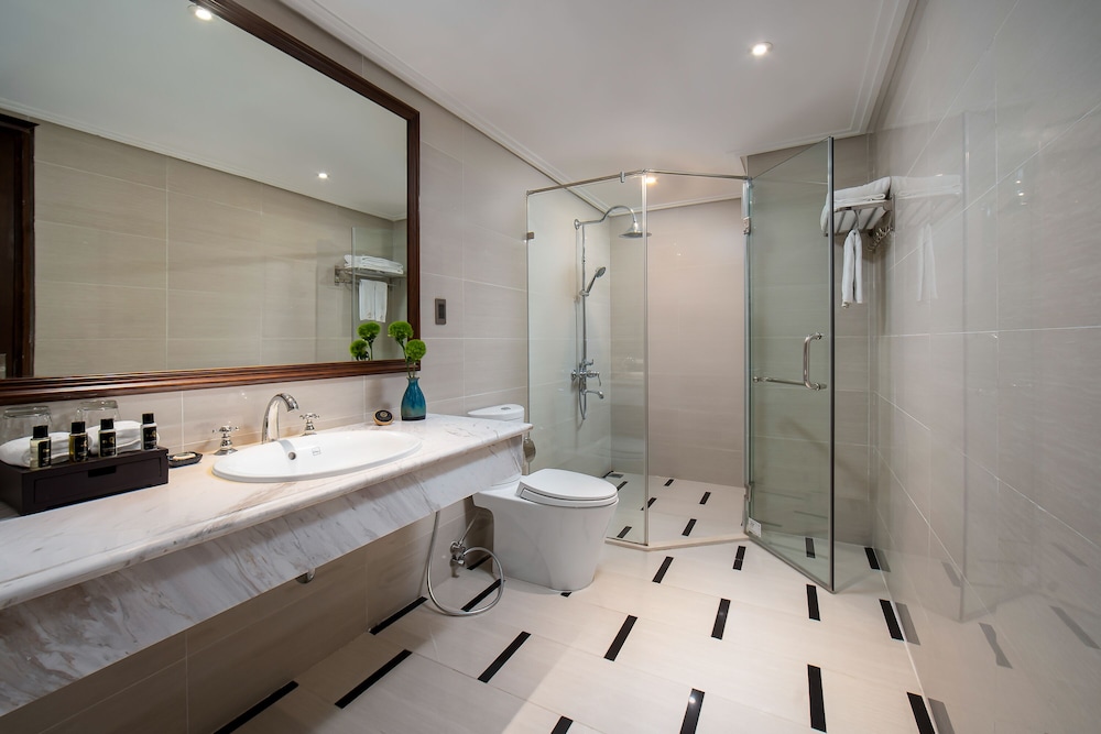 The Q Hotel 50/50