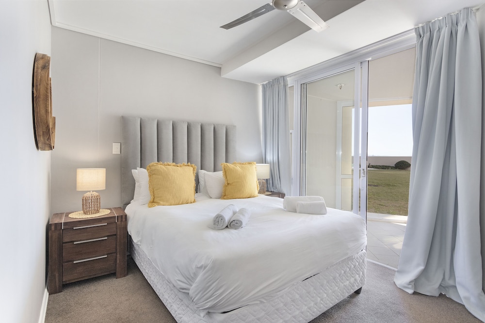 Luxury On The Beach Lagoon Beach 12/55