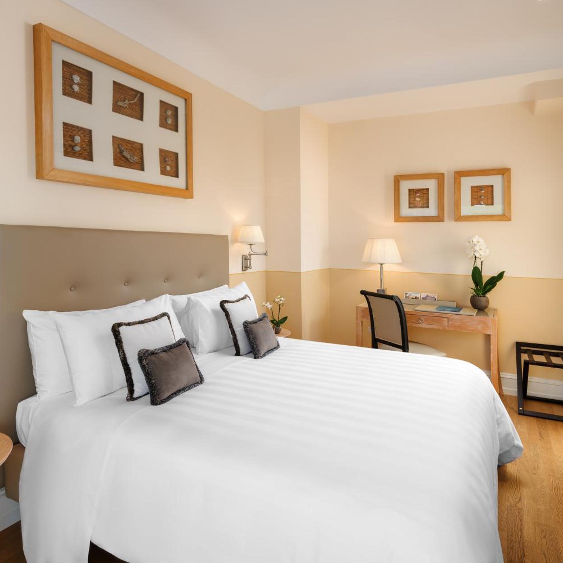 Executive, Suite, Lateral Side Sea View, Sofa