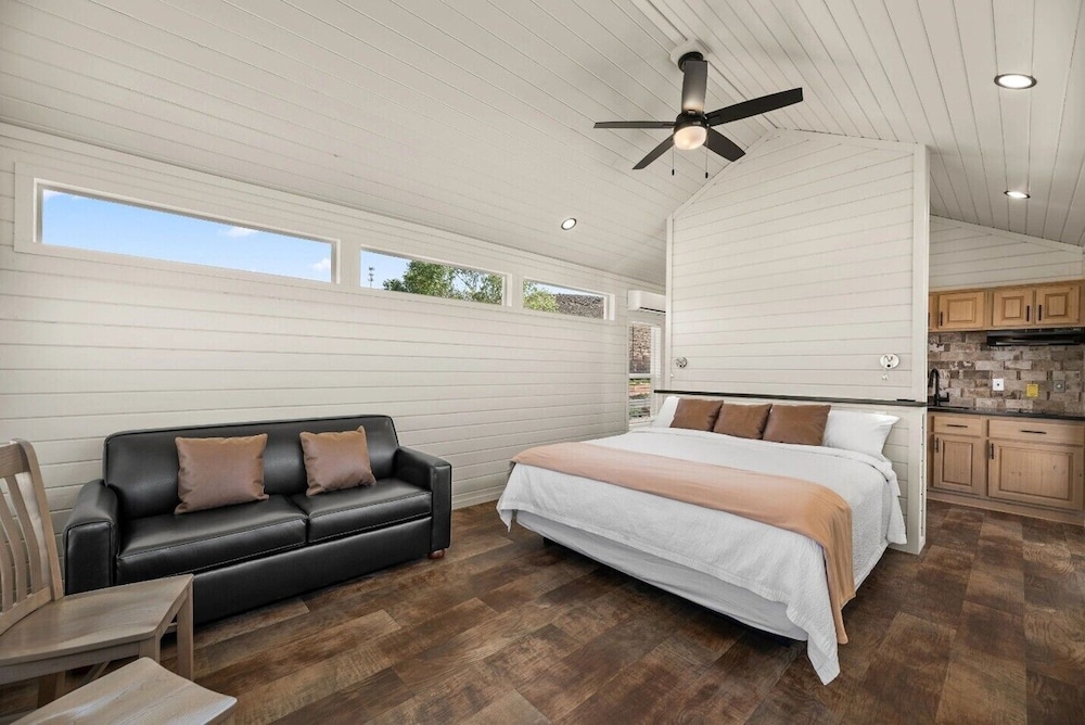 Luxury, Cabin, King Bed, Mountain View, Private Bathroom