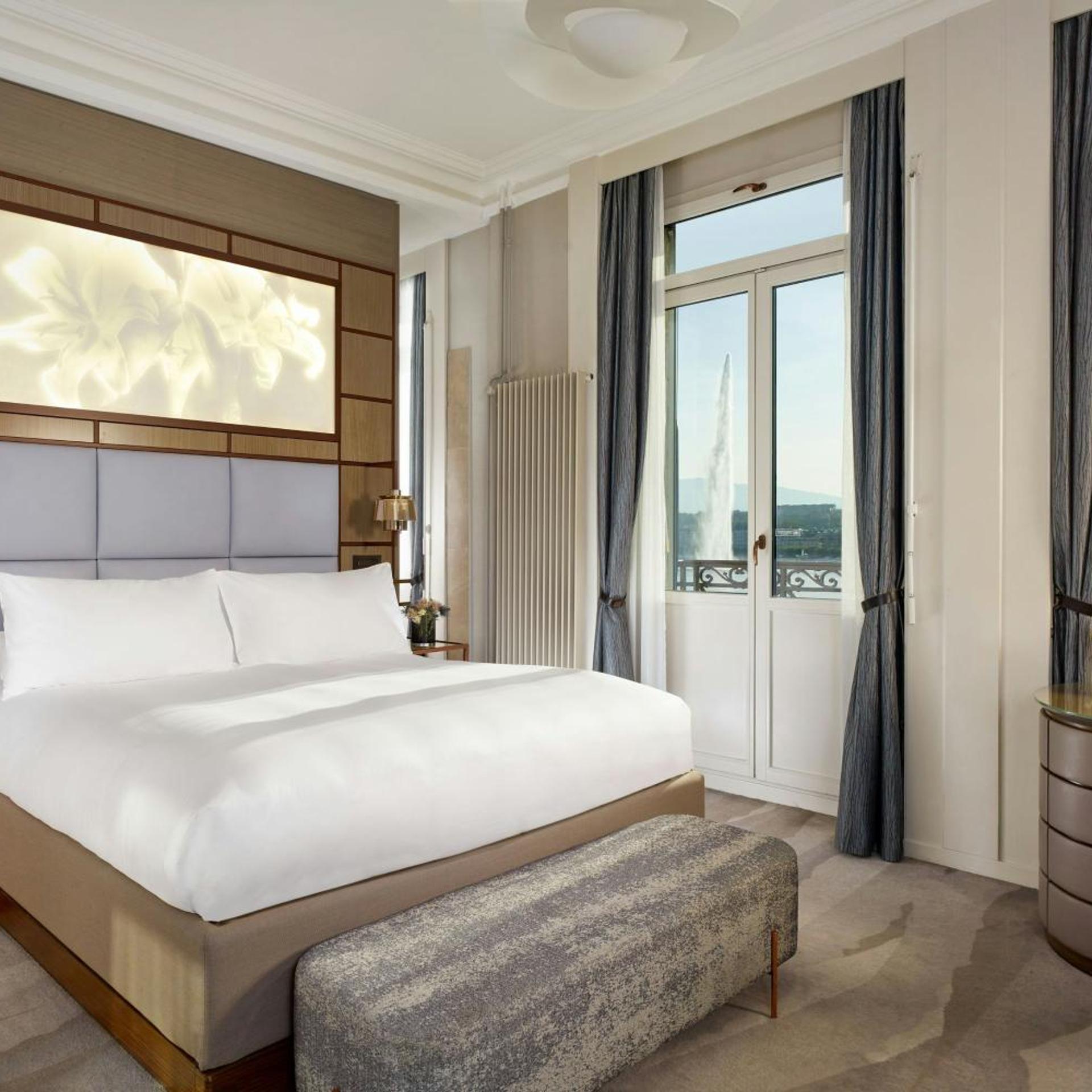 1 Bedroom, Suite, King Bed, Lake Front, Sofa, Balcony
