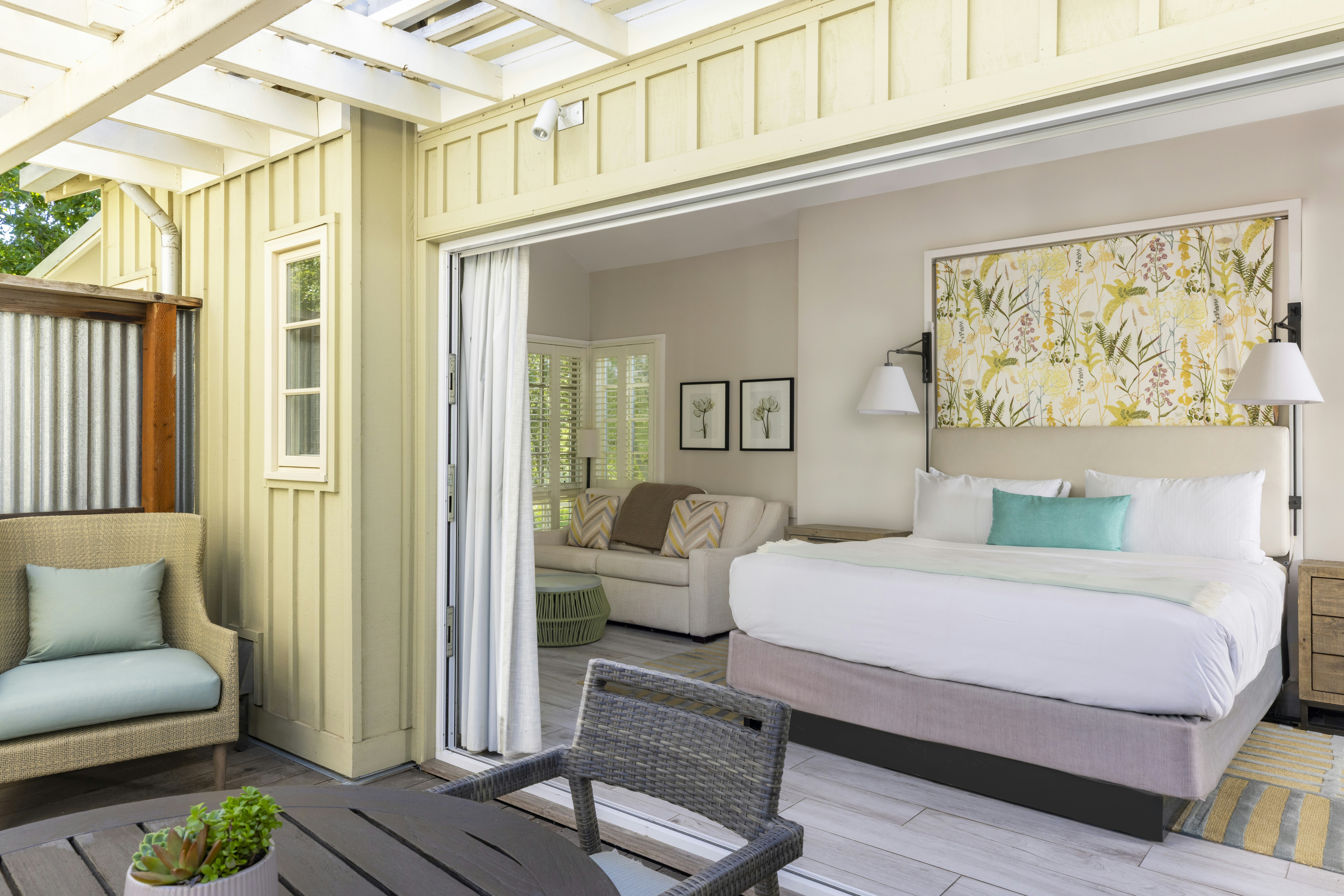GARDEN COTTAGE, PREMIER, KING BED
