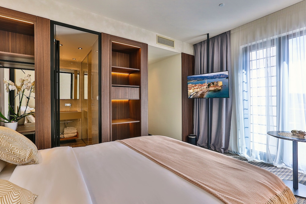 CLASSIC, QUEEN BED