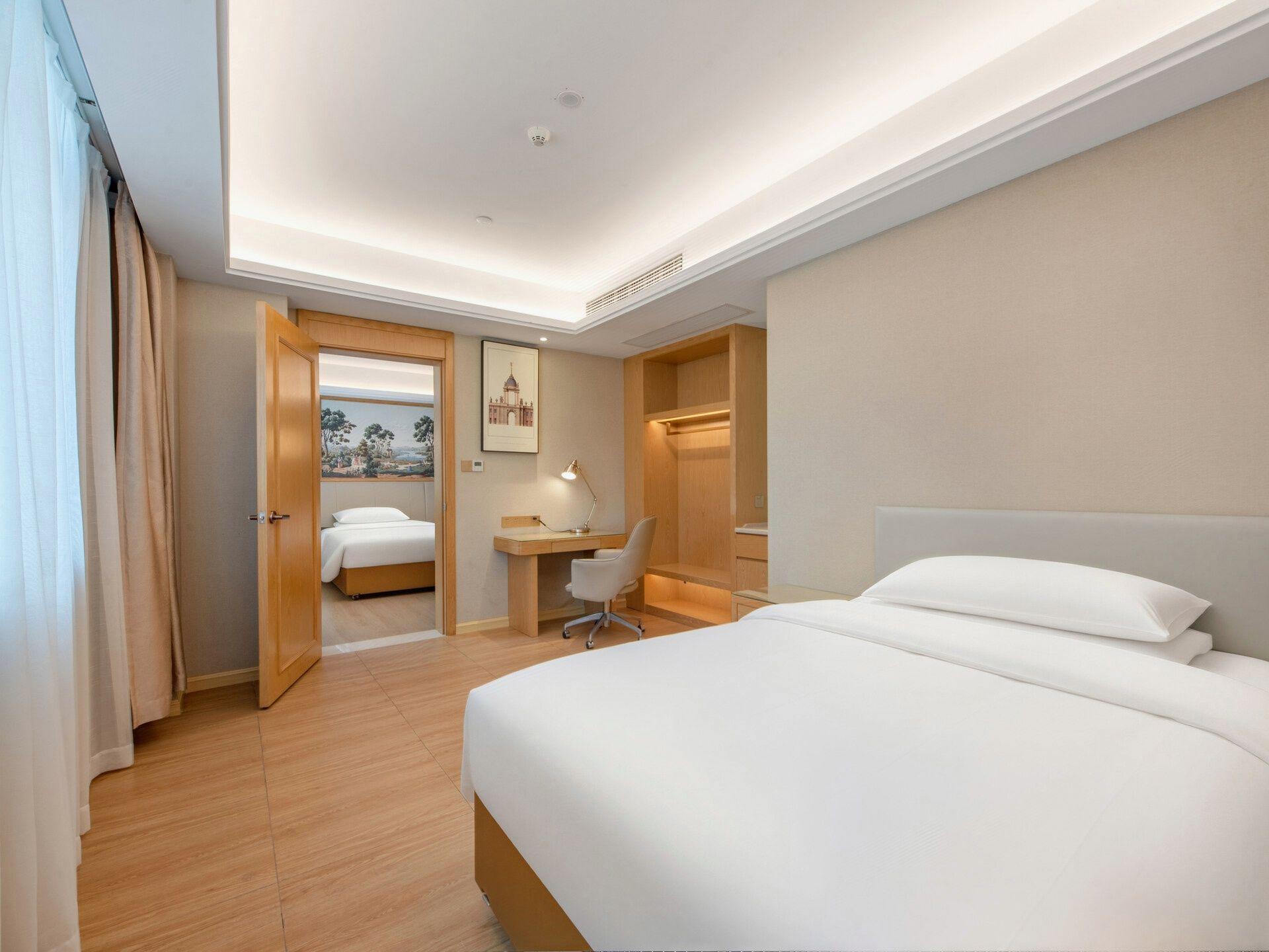 Vienna International Hotel (Zhuhai Gaolangang International) 24/56