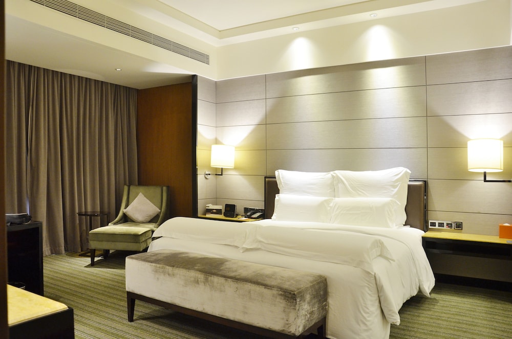 JUNIOR SUITE, KING BED