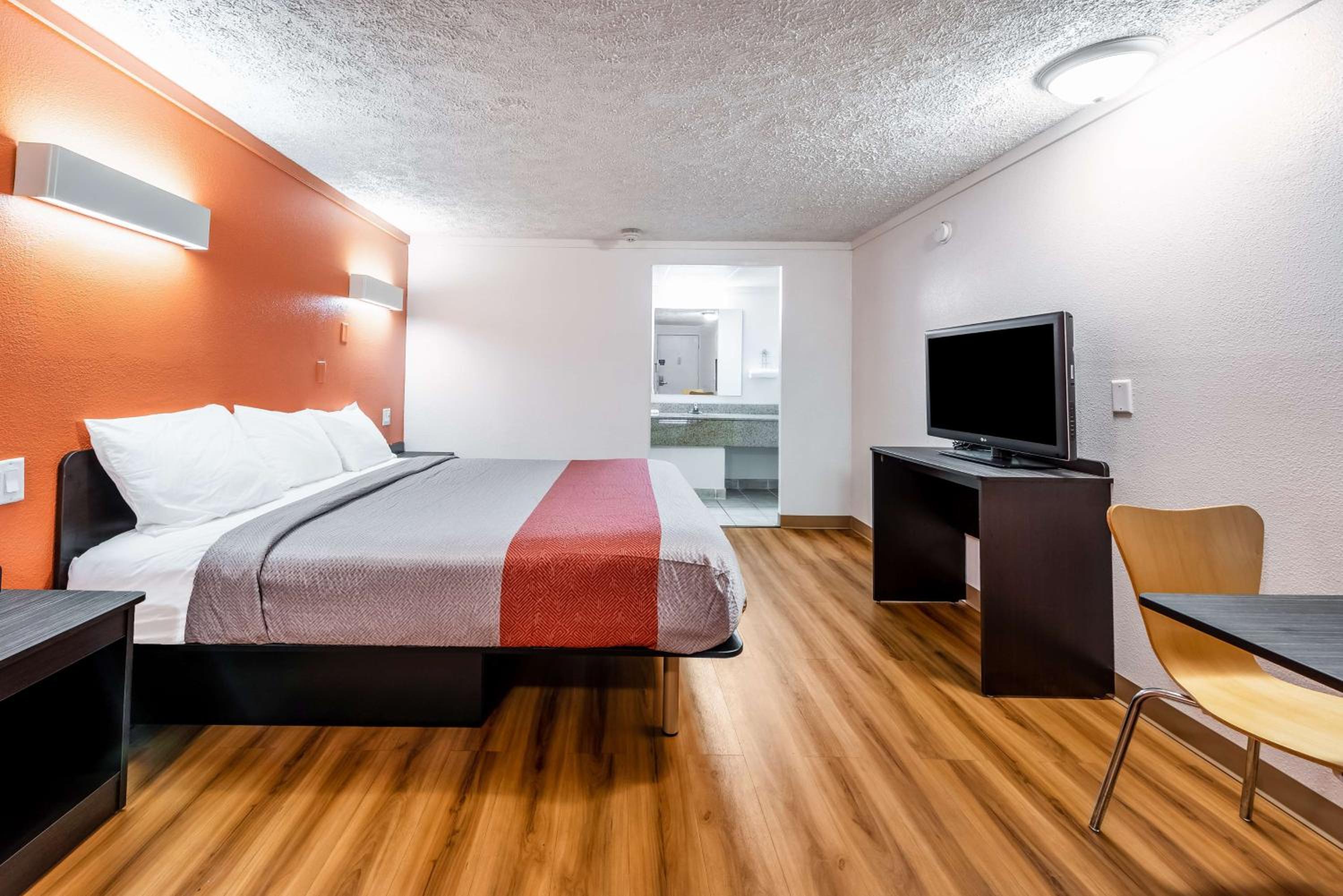 غرفة بسرير كينج، Motel6 Mansfield, OH 2/9