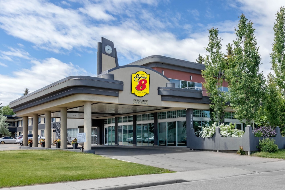 Super 8 by Wyndham Macleod Trail Calgary 1/60