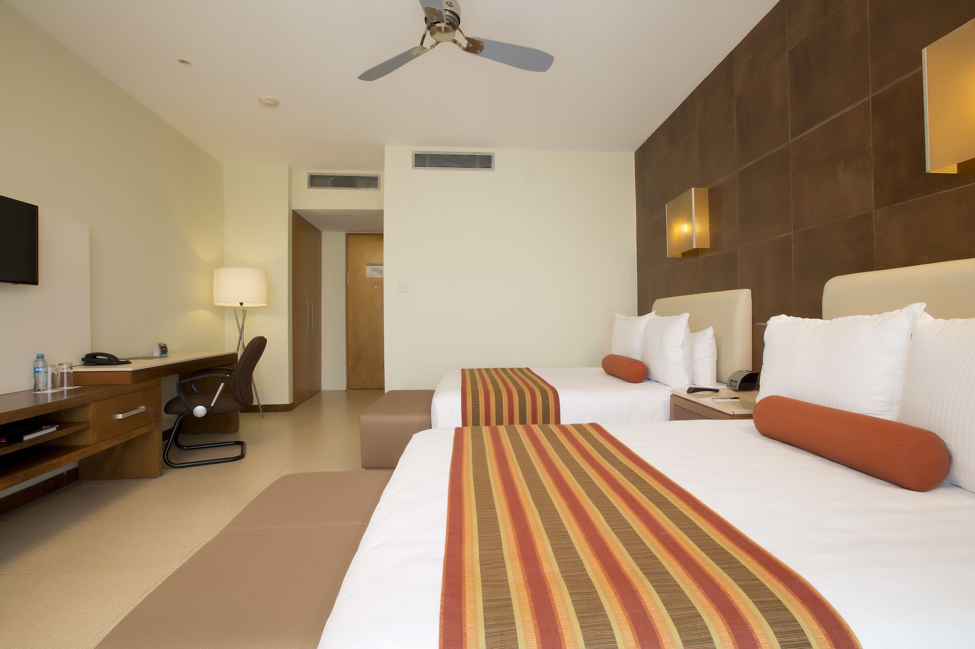 Krazy King or double bed Non Refundable، Krystal Urban Cancun 4/10
