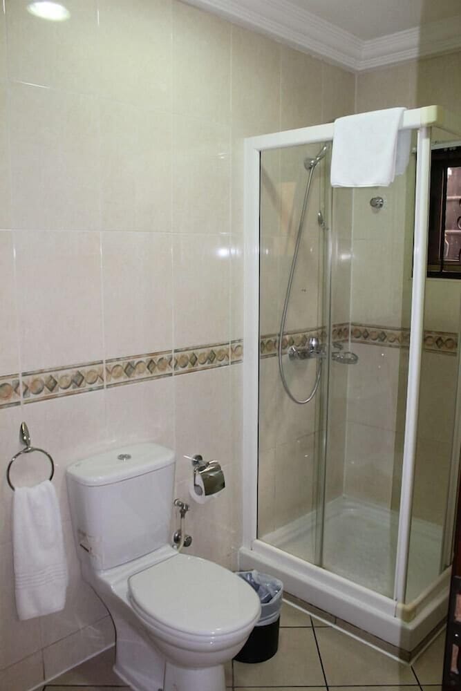 Oak Plaza Hotel Accra 55/57