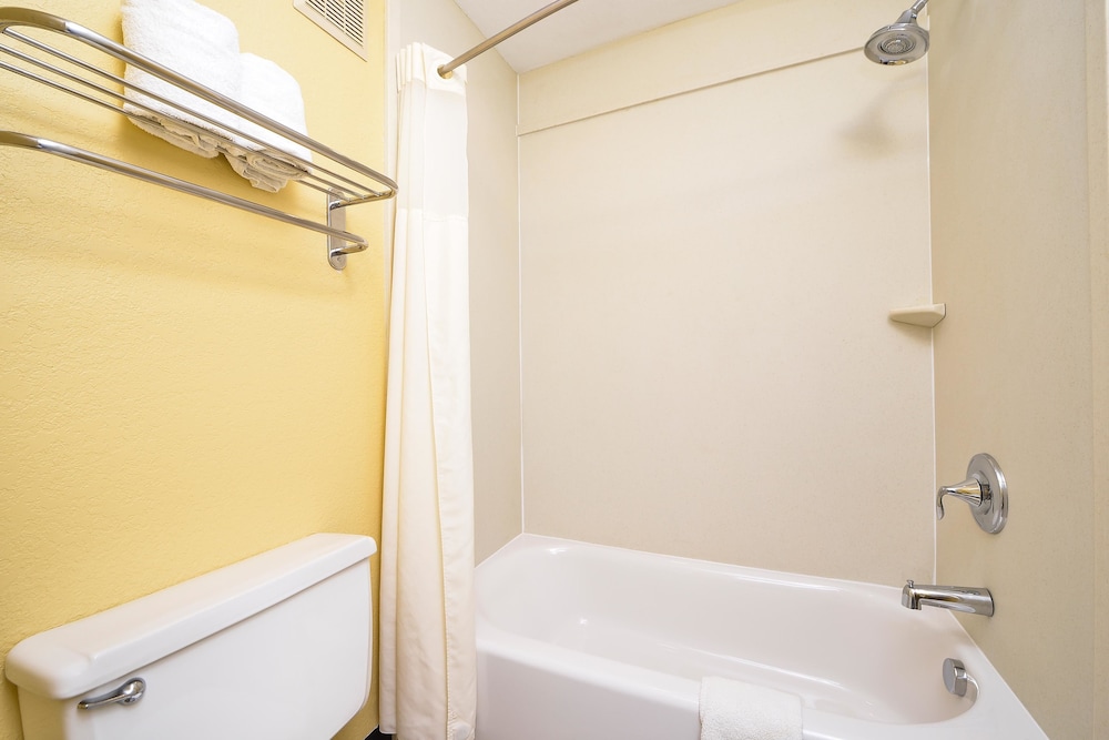 Xecutive Inn and Suites 13/37