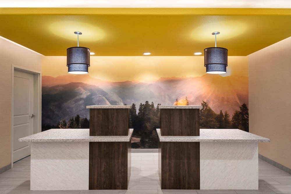 Lobby at LA QUINTA INN AND SUITES BY WYNDHAM CLOVIS CA, CLOVIS - CA