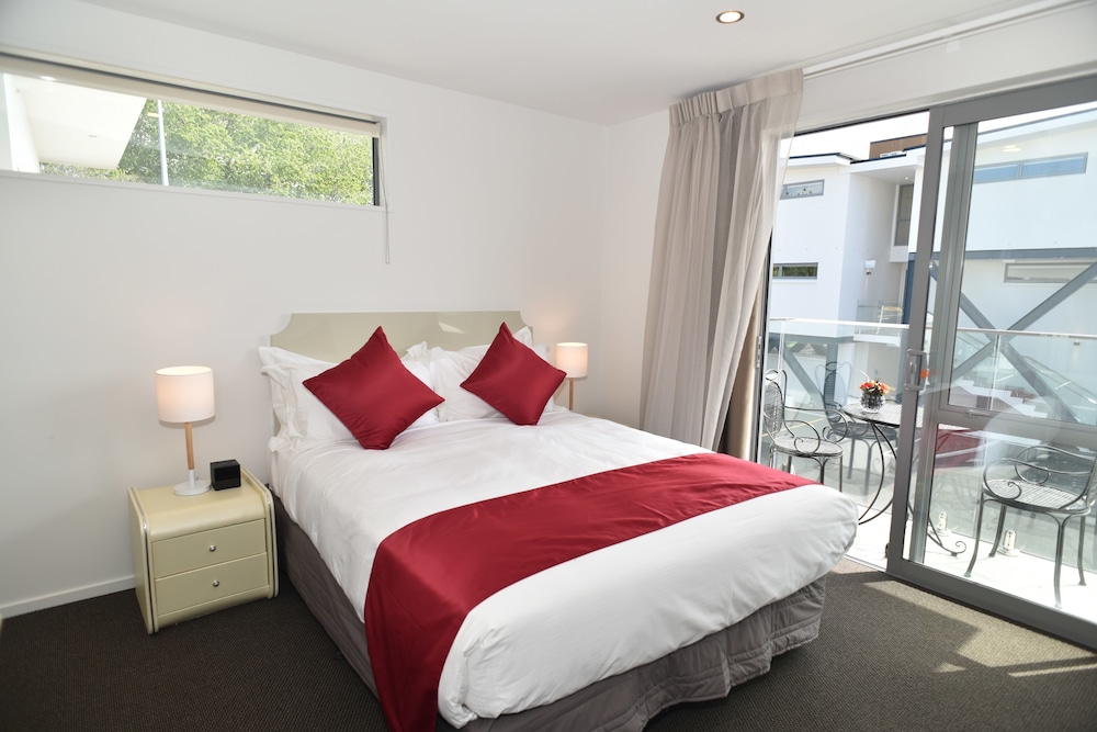 1 BEDROOM, SUITE, CITY VIEW