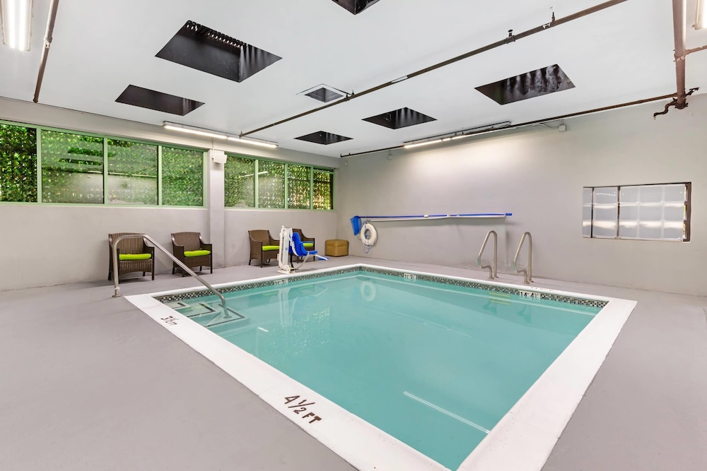 BLVD Hotel and Studios Universal-Hollywood, an Ascend Collection Hotel 48/75