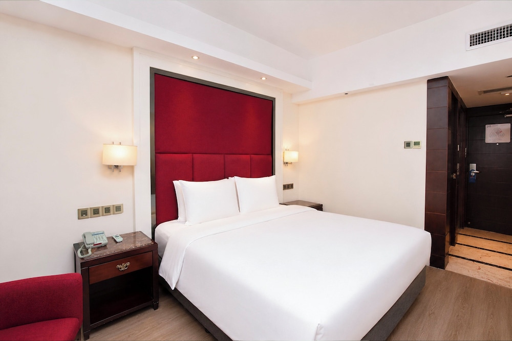 Standard, King Bed, Extra Floor Space, Smoking