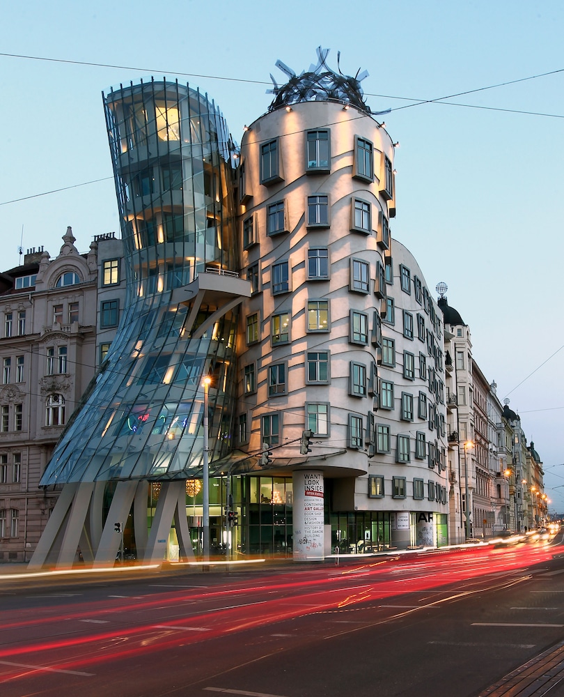 DANCING HOUSE HOTEL 7/75