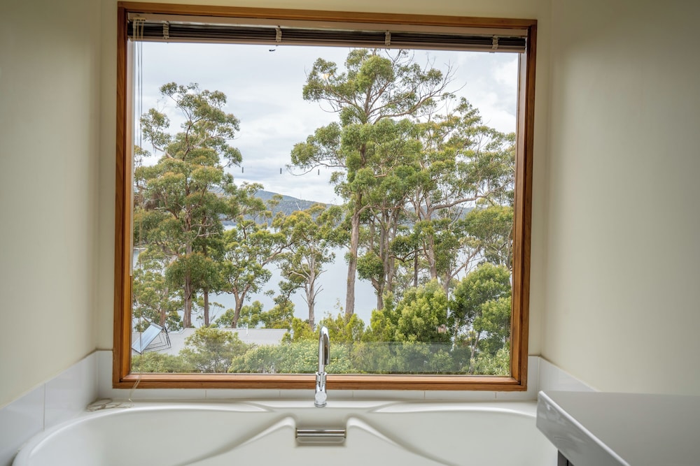 Stewarts Bay Lodge 32/65