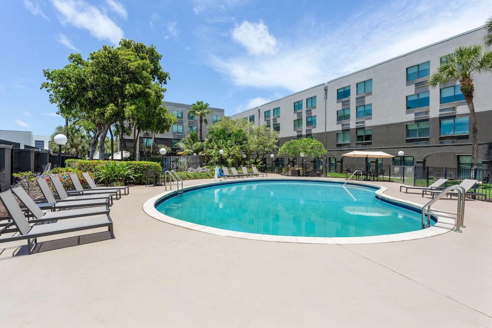Hawthorn Extended Stay by Wyndham Ft Lauderdale Cypress Crk 42/46