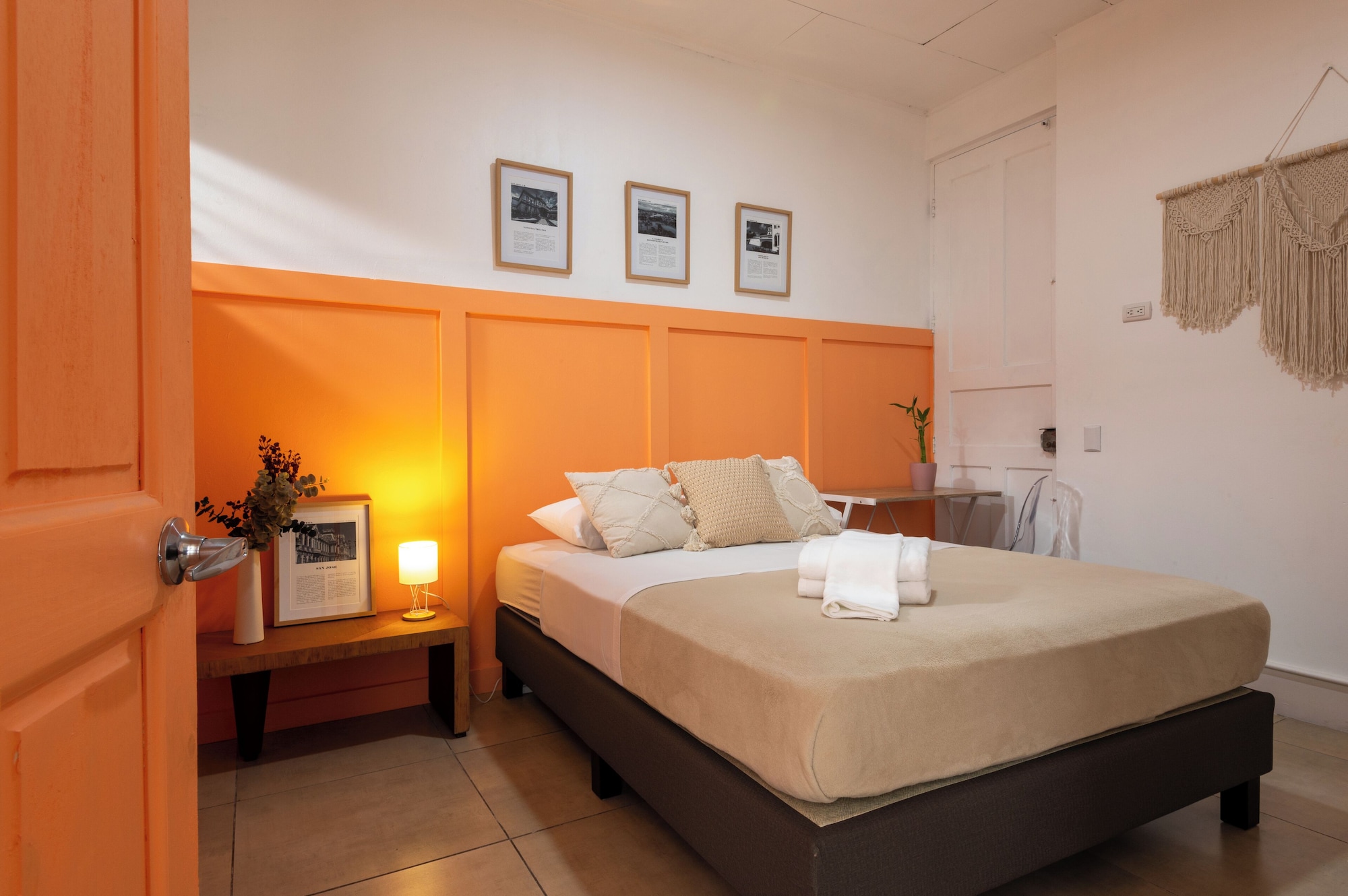 ROOM, DOUBLE BED