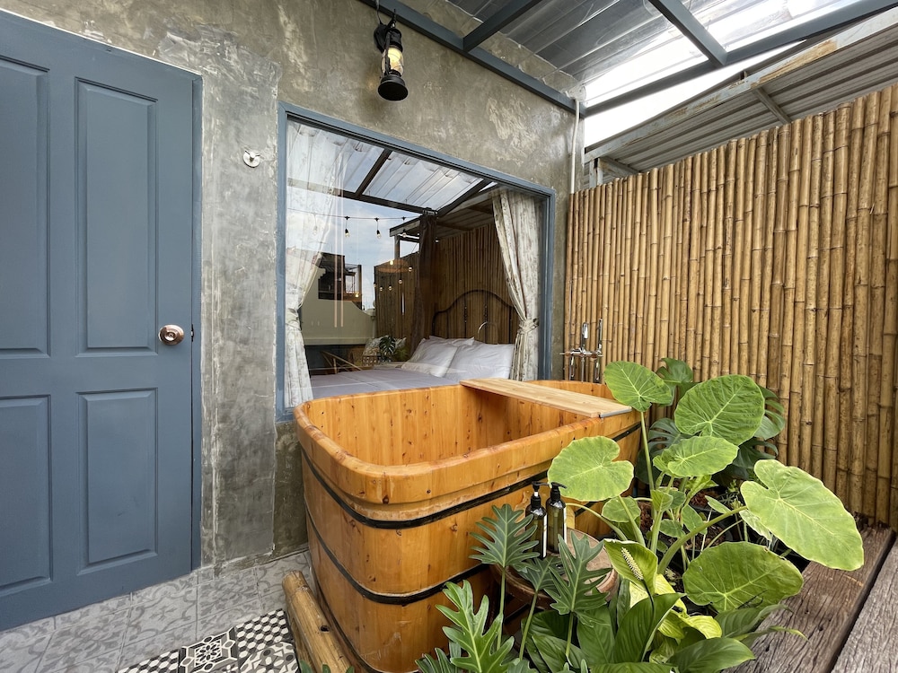 Central Old Town Cottage 5/50