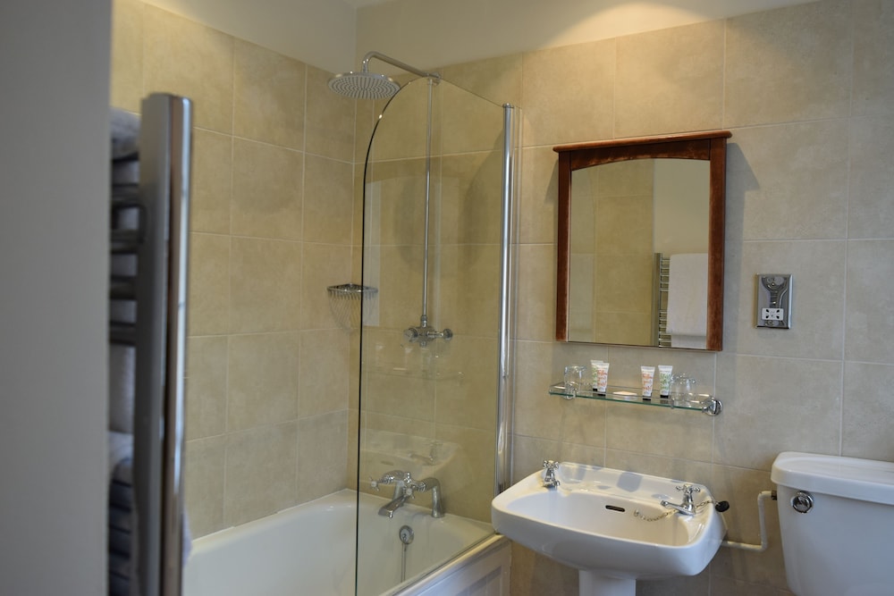 Noel Arms Hotel 46/49