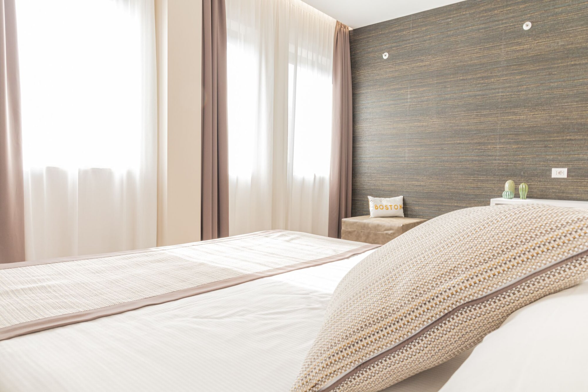 DELUXE, QUEEN BED
