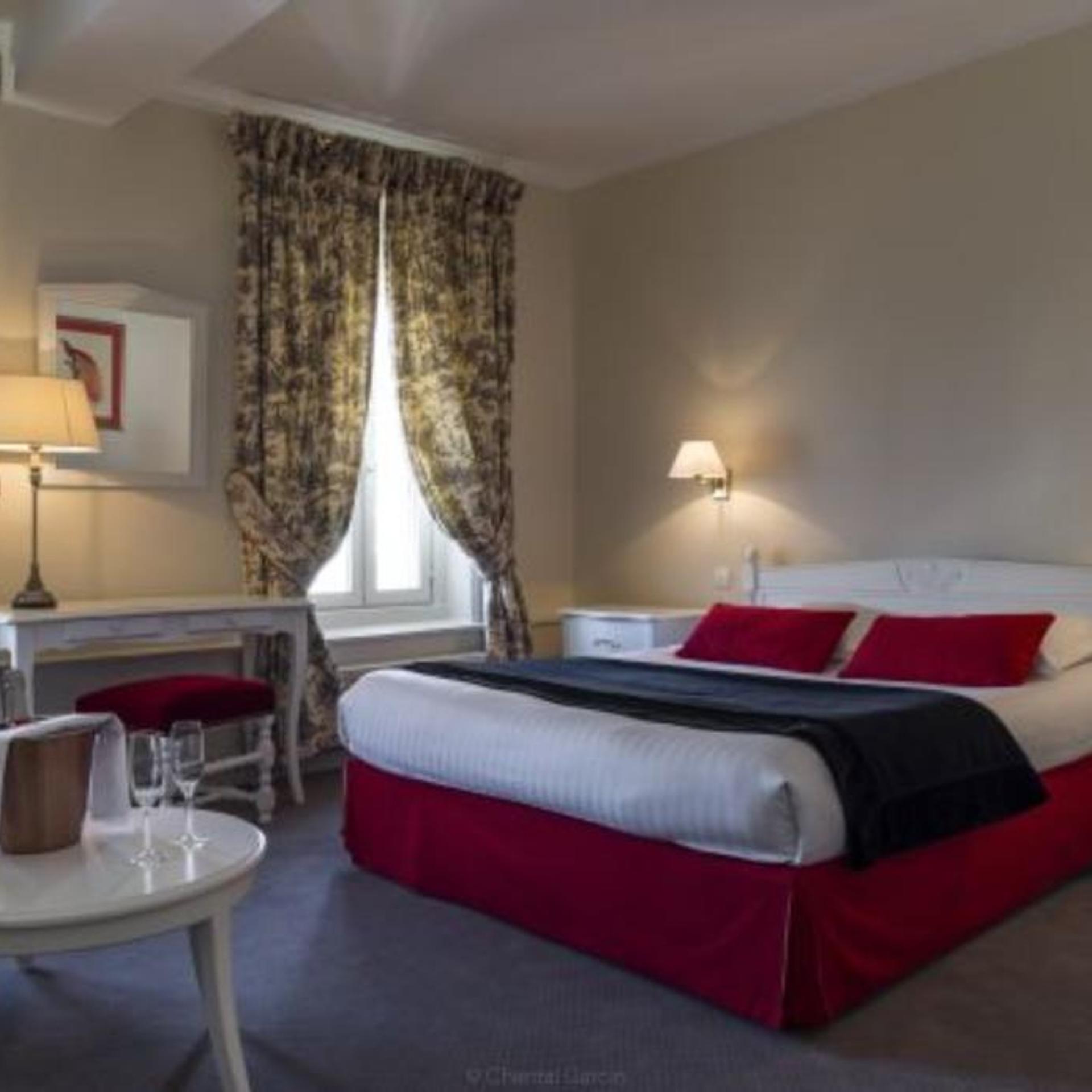 جناح جونيور، Hotel De L Univers 2/3