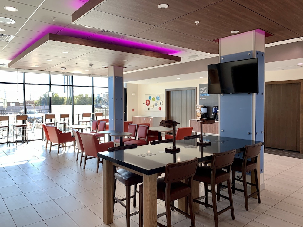 Holiday Inn Express and Suites Phoenix North Happy Valley an IHG Hotel 50/64