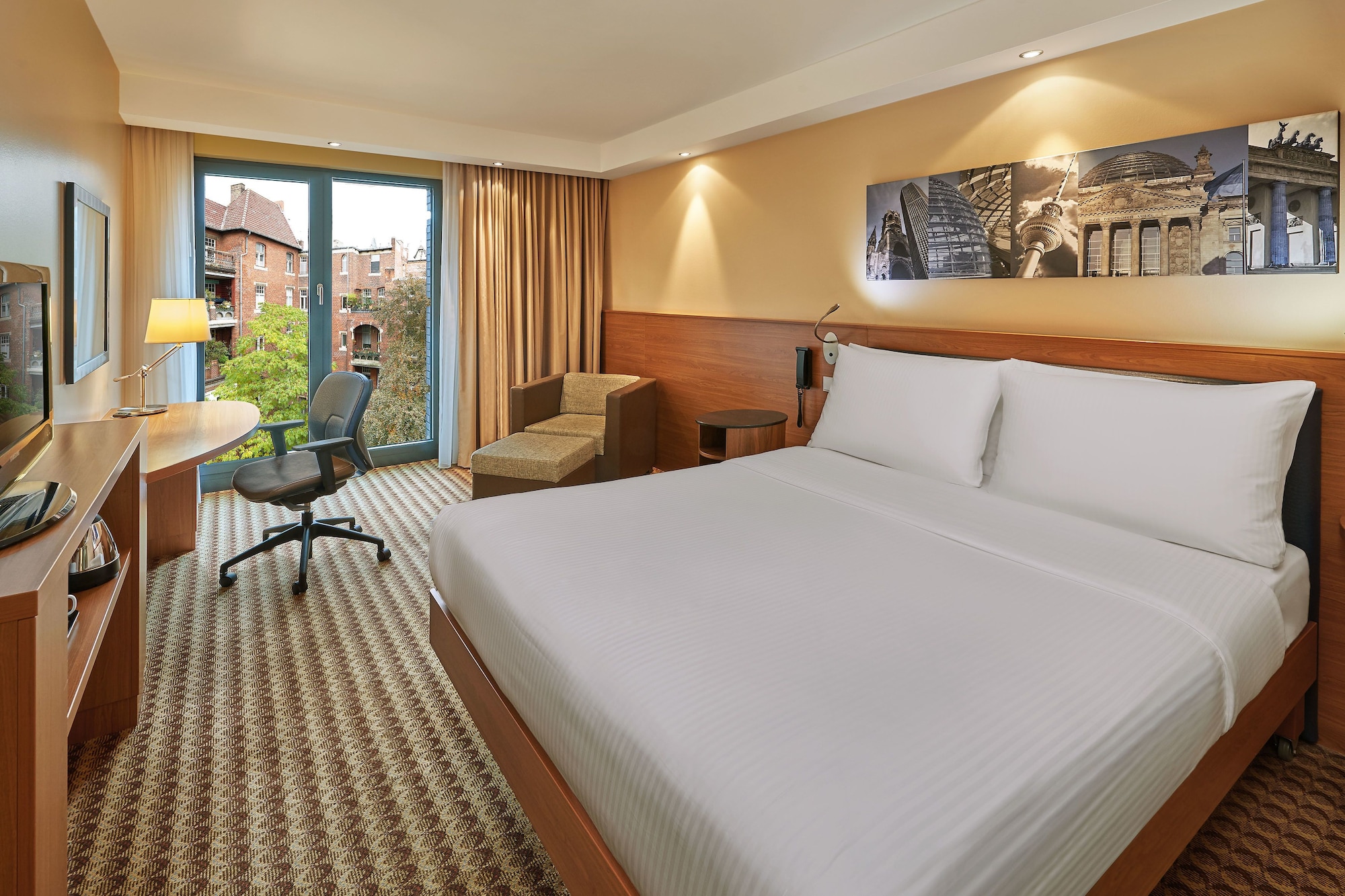 ROOM, QUEEN BED, COURTYARD VIEW, SOFA