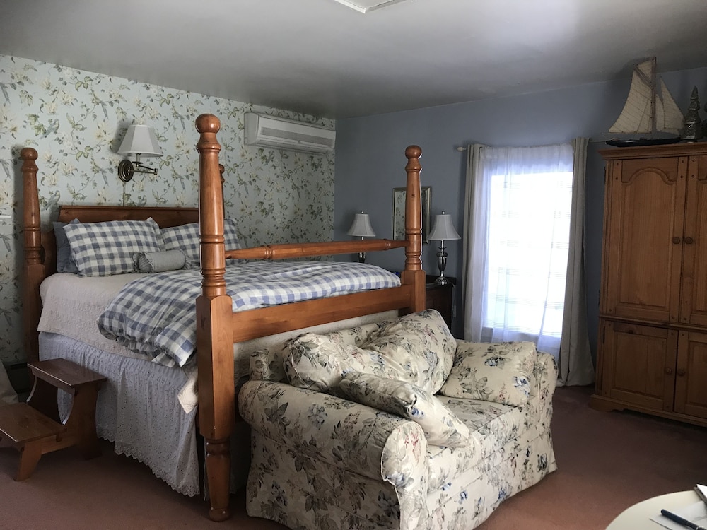 Fallen Tree Farm Bed & Breakfast 23/50