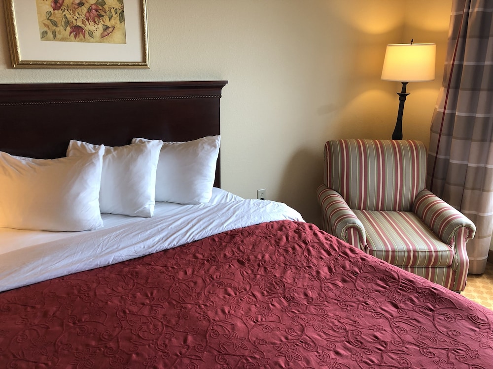 AmericInn by Wyndham Iron Mountain 26/51