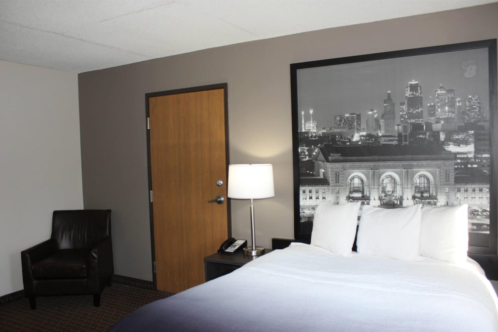 Super 8 by Wyndham Gardner 33/47